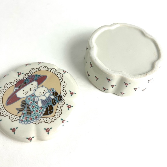 Chelsey Flower Covered Trinket Jewelry Box Porcelain Made in Japan - Picture 2 of 5